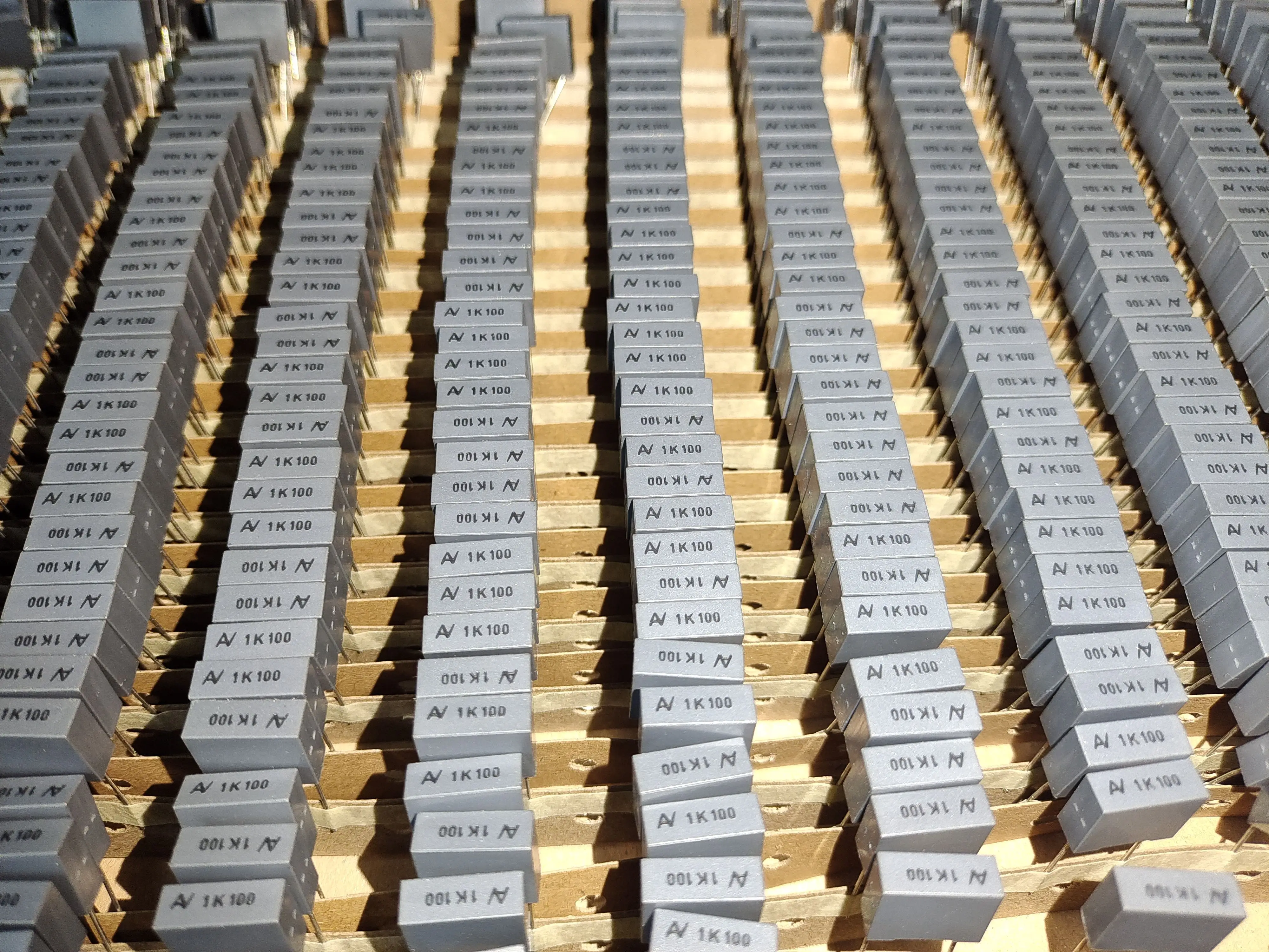 10 pieces per lot  AV R60 1uf 100v 105k non-rectangular film capacitor. Model: R60EF4100DQ6AK. Package size: P10mm, 13*11*5mm.