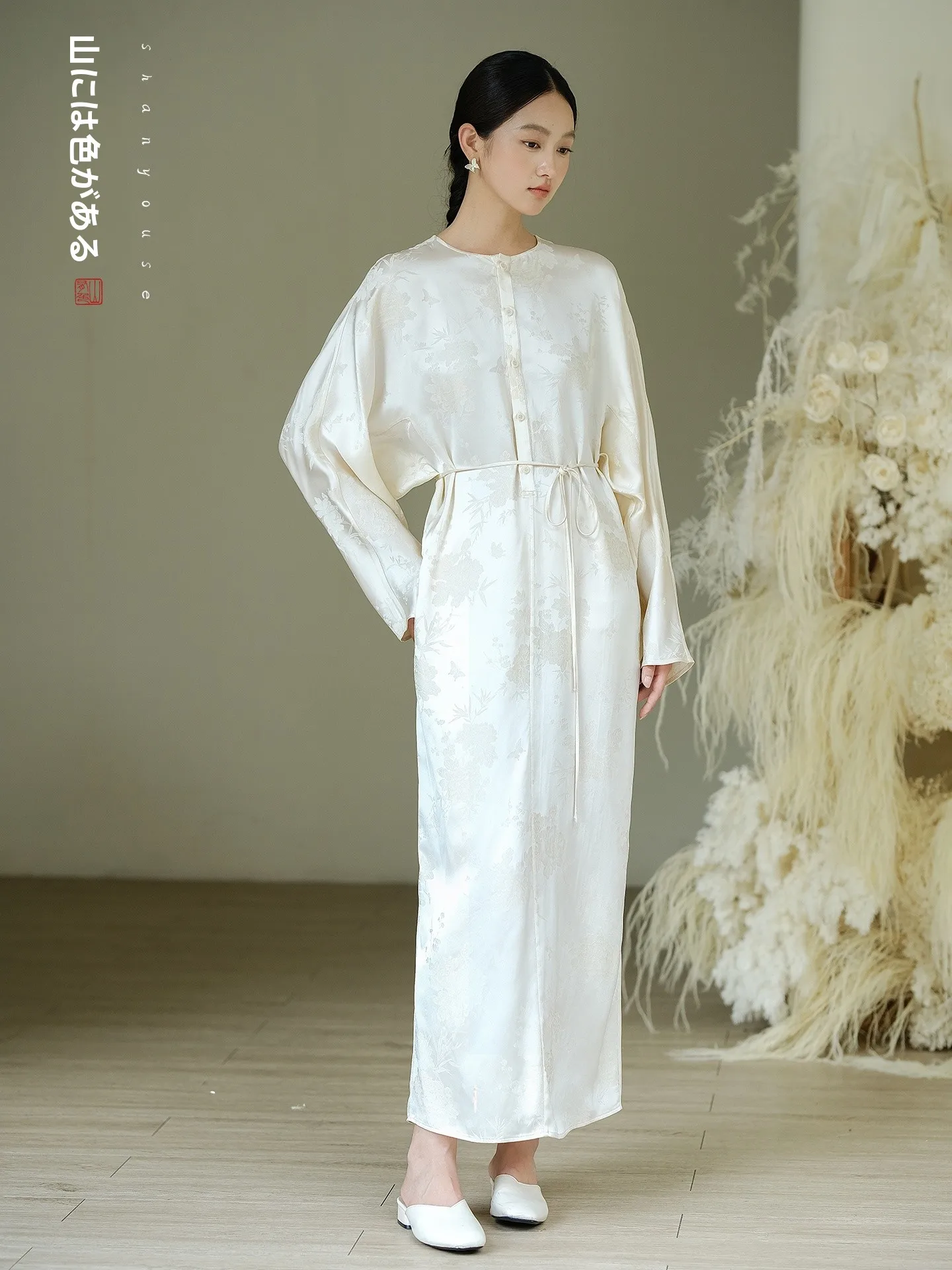 

Новое китайское национальное модное женское платье с длинными рукавами, осеннее, из ацетата, с вышивкой, в стиле «Цветение», элегантное.