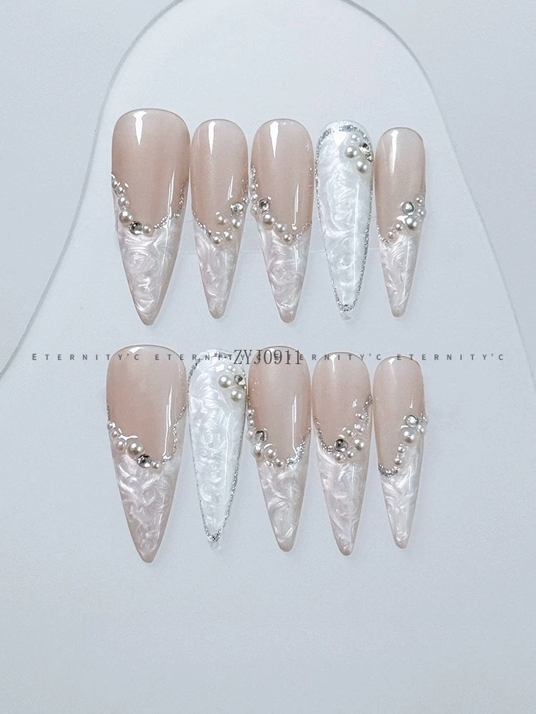 Perlmutterfalter mit Strasssteinen, Nagelkunst, mit Nagelschale und Gewinde, glänzend, hautfarben, französisch, handgefertigt