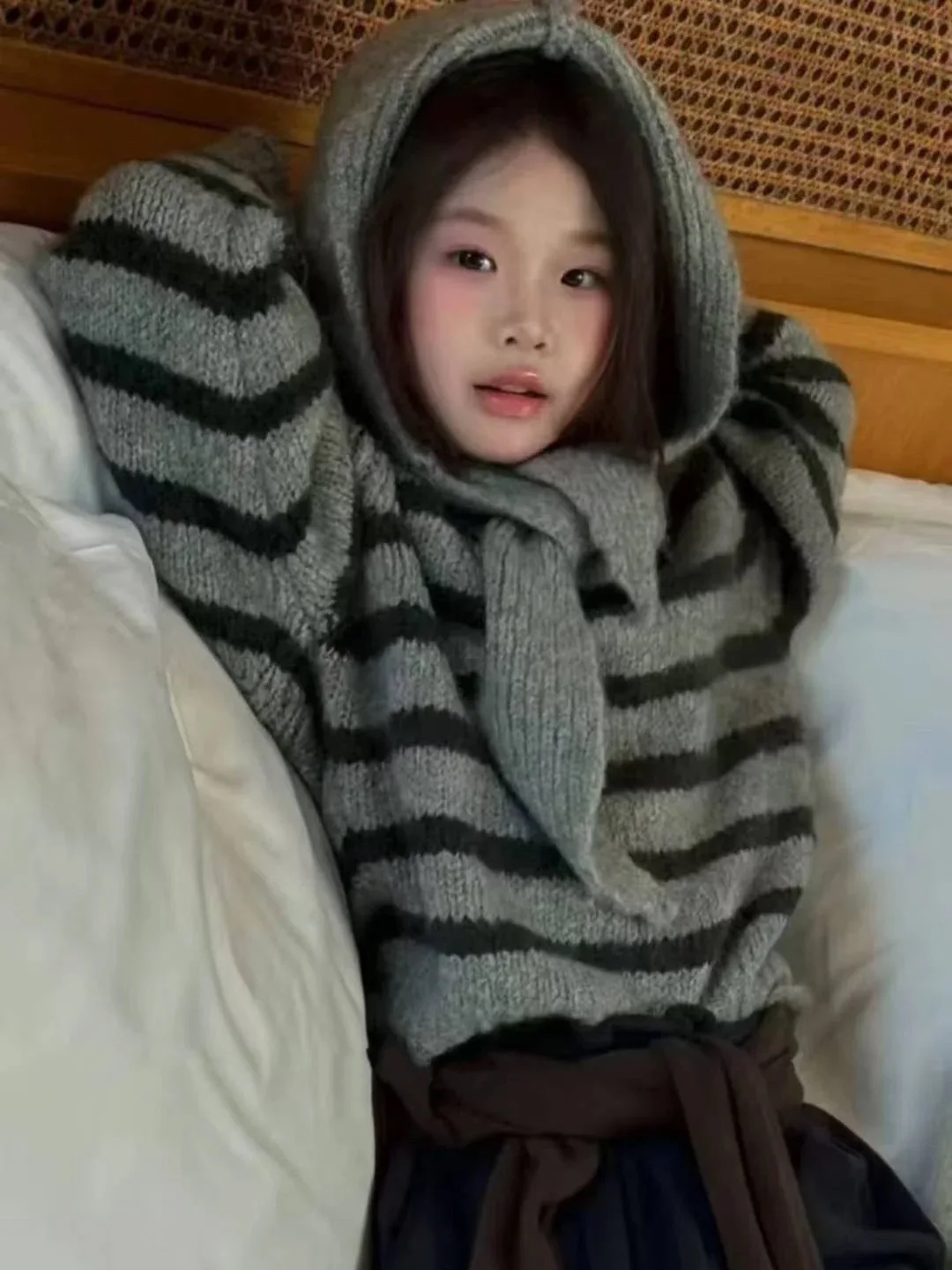 الفتيات سترة مقلمة قطعتين مجموعة 2025 الخريف والشتاء ملابس الأطفال الجديدة الفتيات قبعة للإزالة طاقم الرقبة محبوك سترة