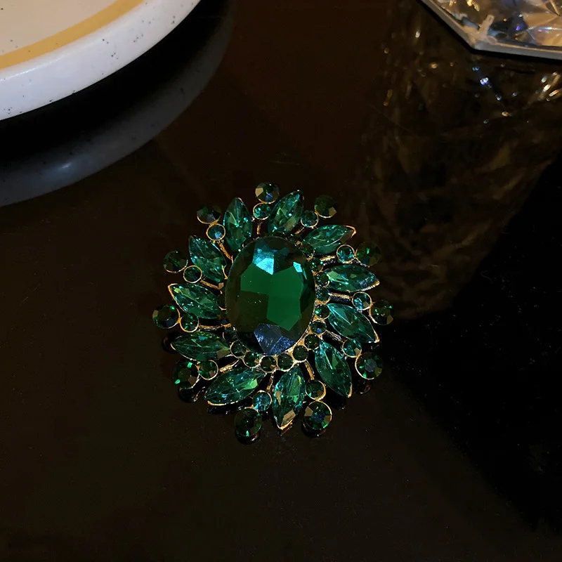 Oval Emerald Studded Flower Brooch European Fashion Vintage Green Rhinestone Brooch Pin Versatile Coat Accessories Female Badge