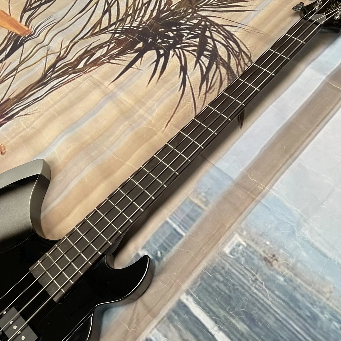 Zdjęcie 3: 4-strunowa gitara basowa elektryczna dla leworęcznych, z mahoniowym korpusem i srebrnym osprzętem, trwała i łatwa do gry gitara.