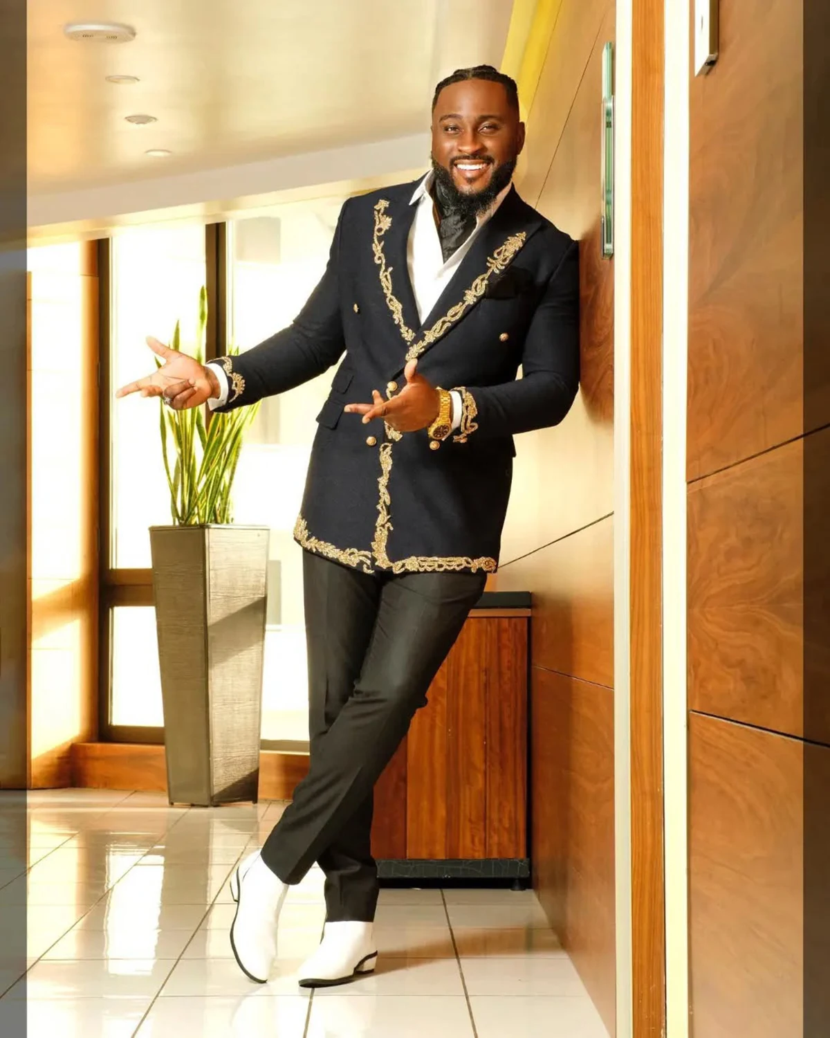

Black Men Suit Set 2 Piece Blazer+Pant Trousers Gold Appliqued Customized Formal Office Jacket Groom Wedding Tuxedos Coat