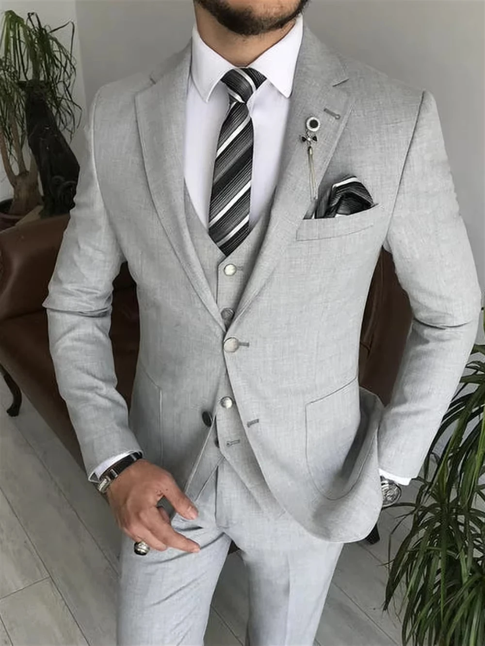 

Elegant 3 Piece Light Gray Men's Slim Fit Tuxedo Suit Notch Lapel Blazer Vest Pants Set for Wedding Party Prom Business Outfits