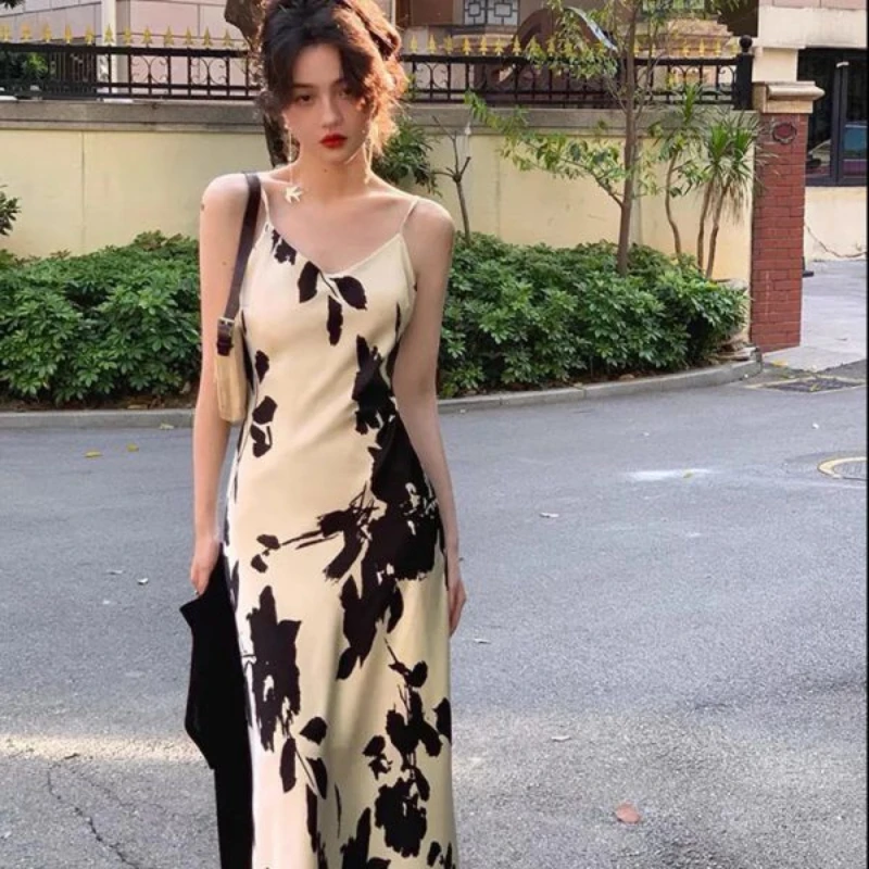

French Suspender Sexy Dress with Women's Temperament, Slim Waist Tightening 2025 Summer New V-neck Print