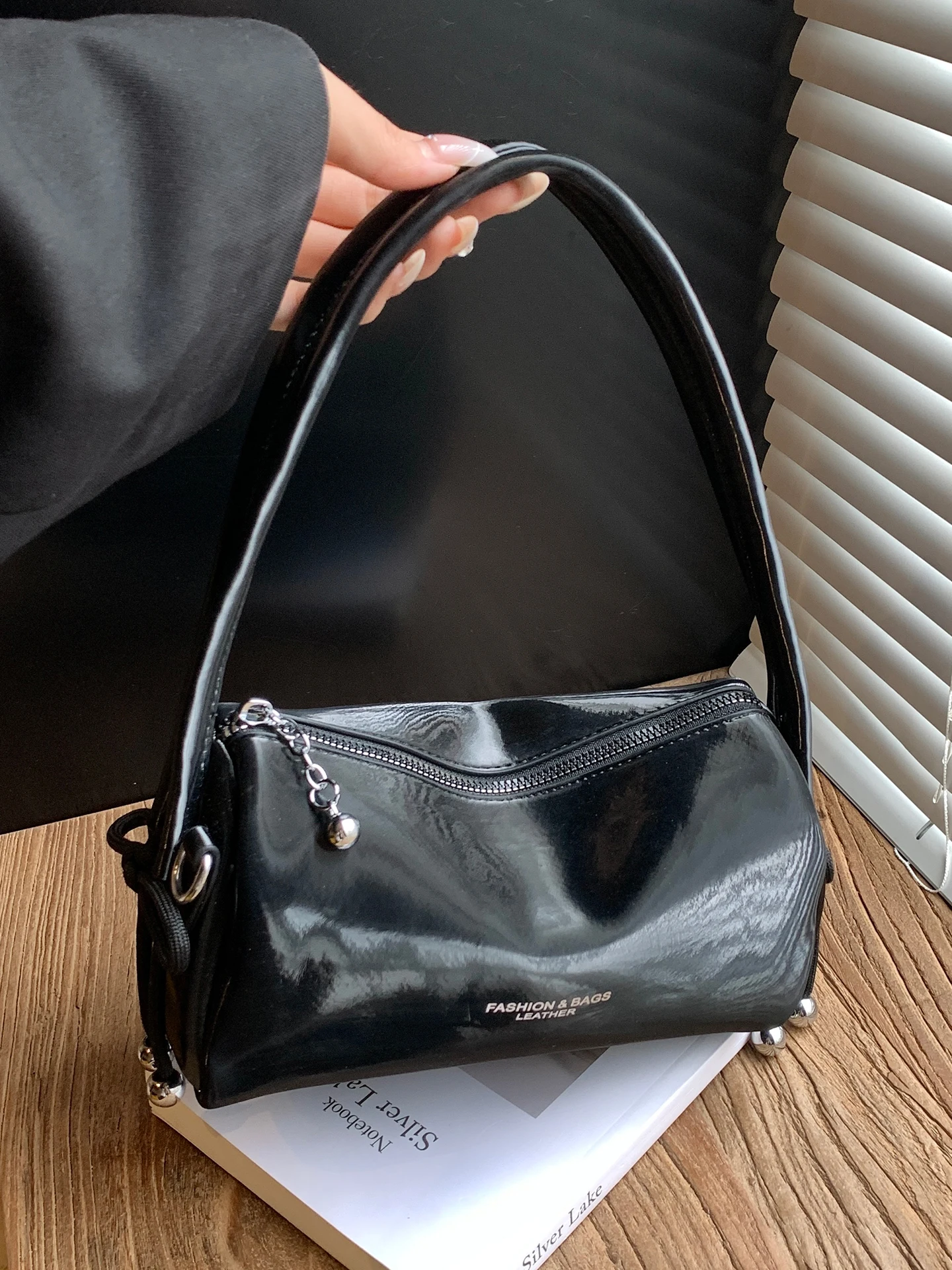 حقيبة وسادة حمراء للنساء لخريف وشتاء جديد بلون سادة وسحاب حقائب سفر بحروف من جلد البولي يوريثان حقيبة كروس أسطوانية #5