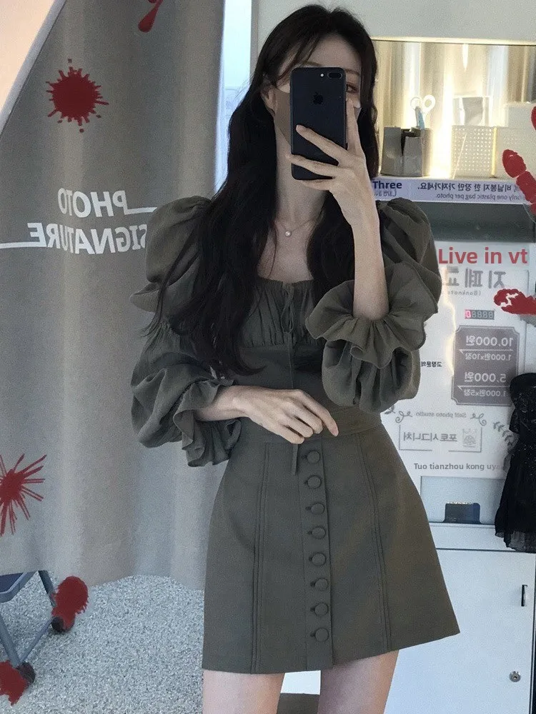 

Модный ретро-комплект из двух предметов с квадратным воротником: женский костюм с длинным рукавом, юбкой с высокой талией и топом, весна 2026