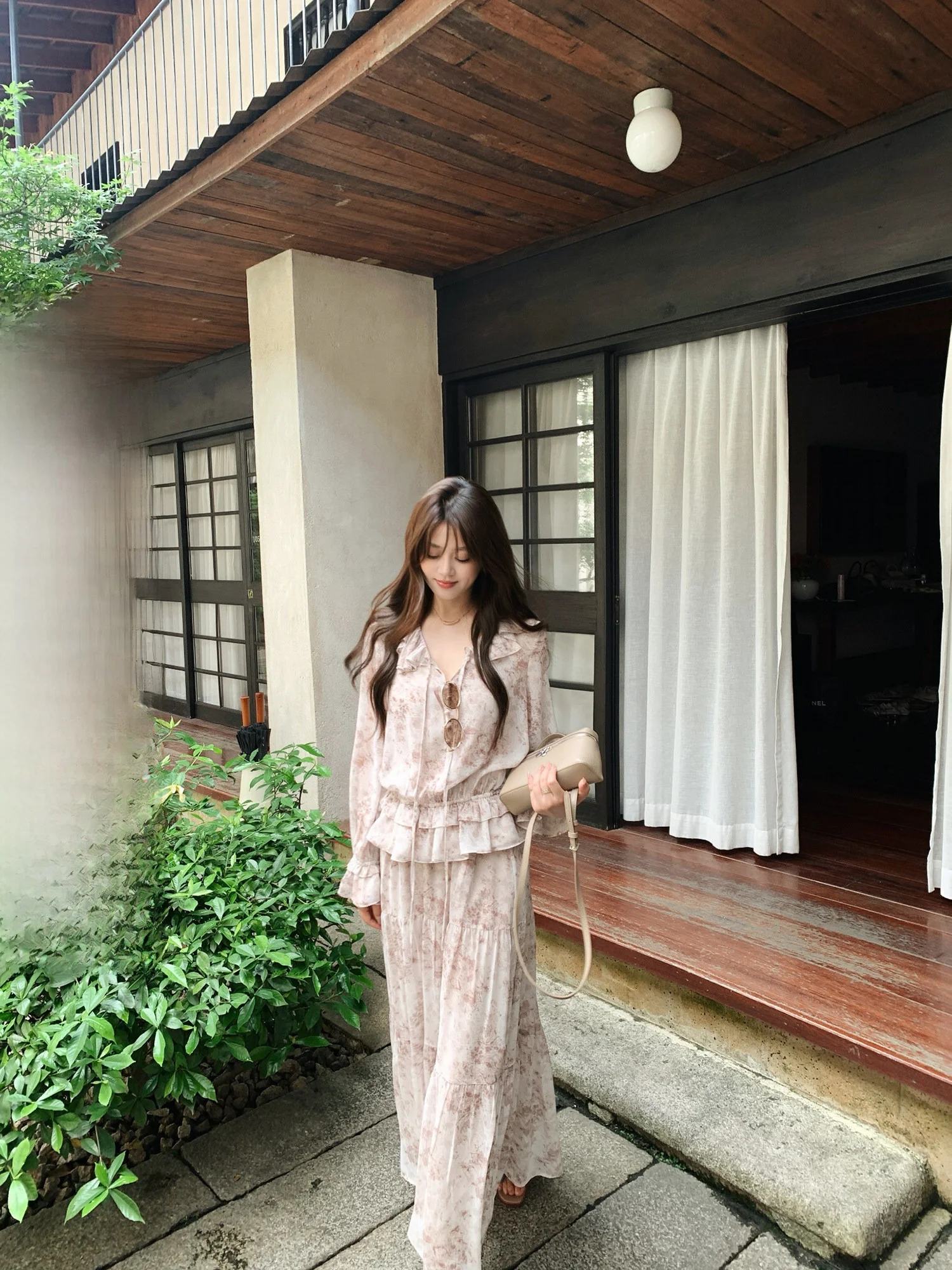 

Комплект с цветочным принтом и оборками по низу, V-образным вырезом от Ahy Premium: женский модный осенне-летний костюм-двойка