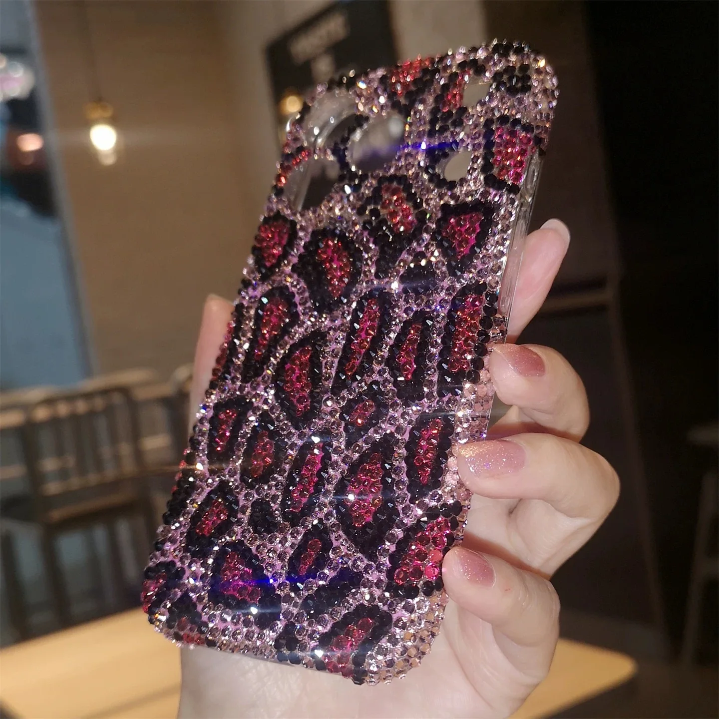 

Suitable for iPhone phones. Flashing water droplet leopard print phone case.