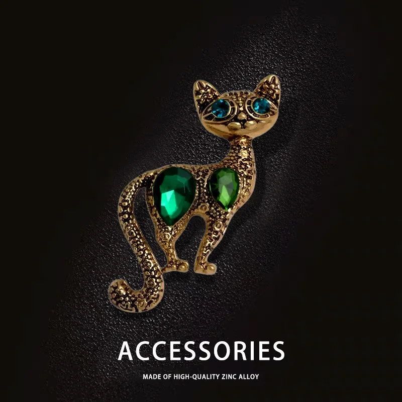 

European and American retro kitten brooch inlaid with green crystals, unique animal pin, stylish antique gold