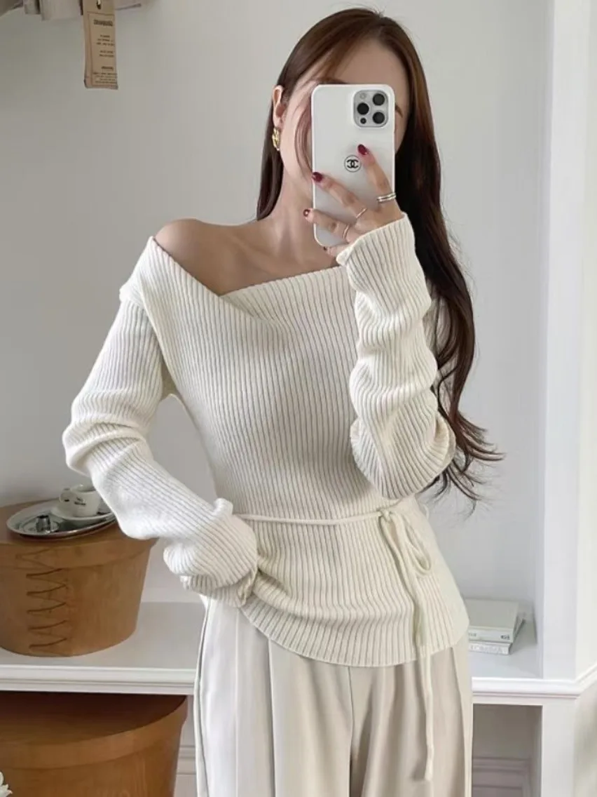 سترة نسائية أنيقة بتصميم ربيعي مبكر، بكتف واحد مكشوف، مع حزام للخصر، متعددة الاستخدامات وذات ياقة غير متماثلة