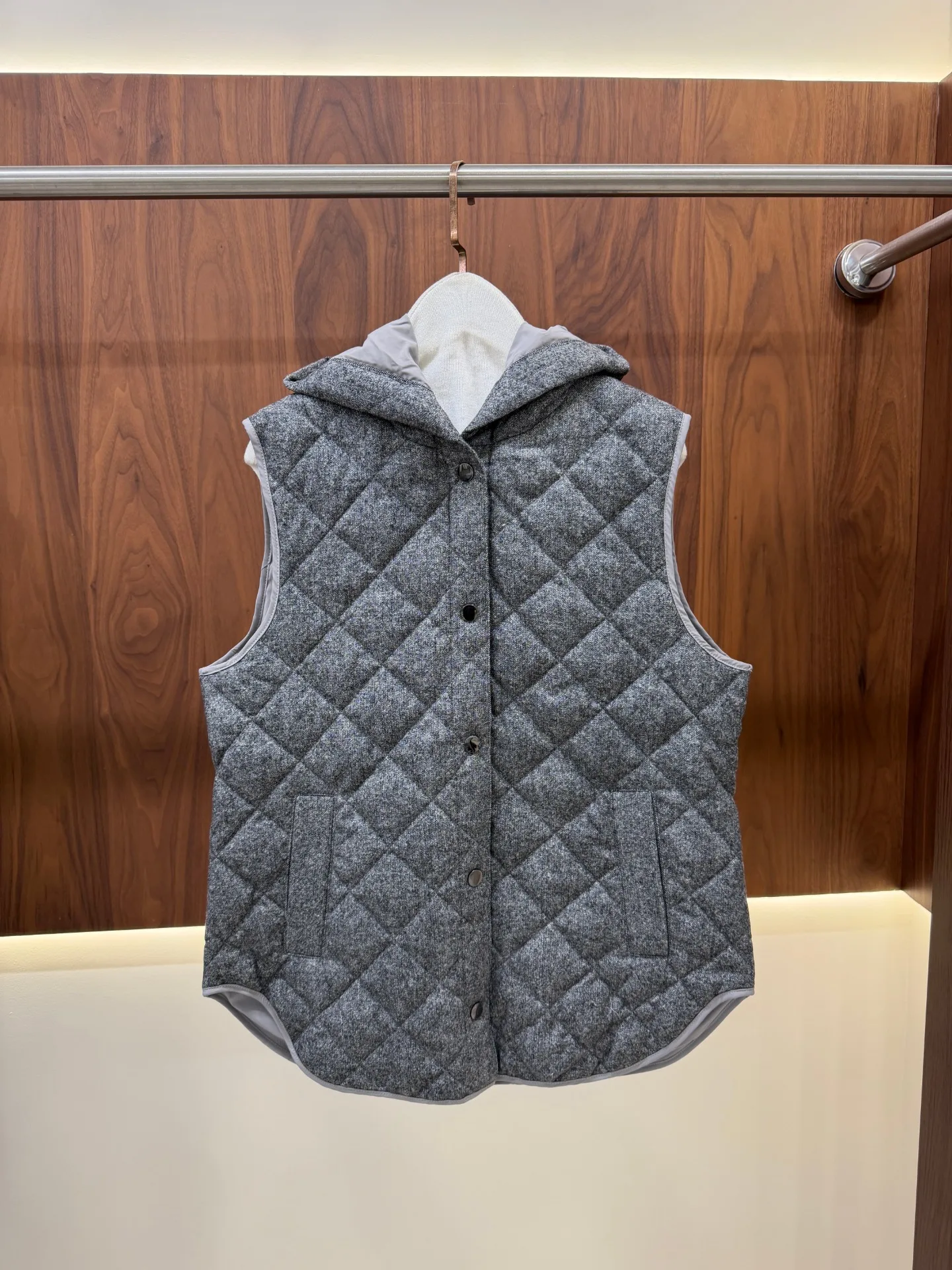 2026 Fall/Winter Women's Color-Block Wool Hooded Vest