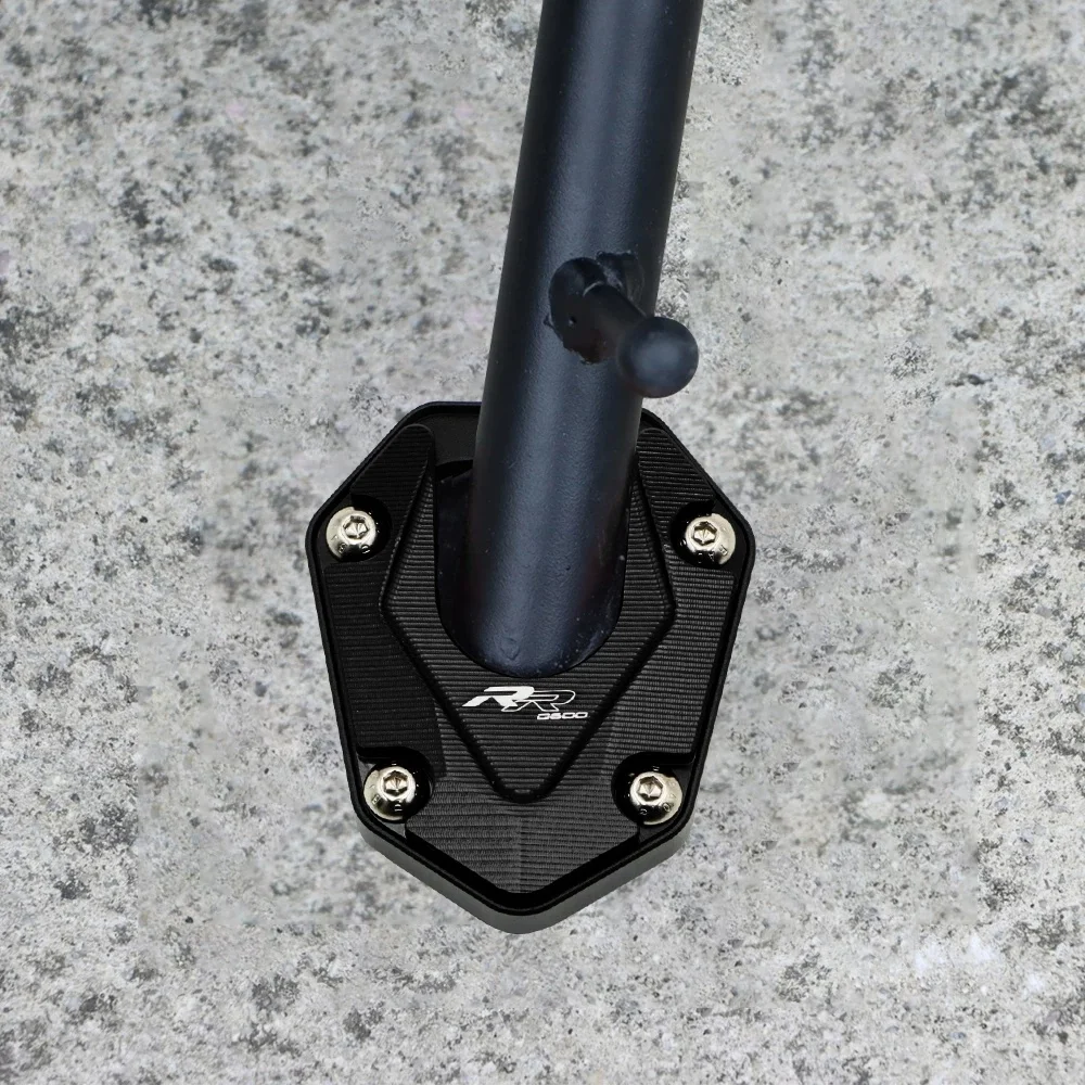 Modified enlarged side stand pads for QJMOTOR SRK800RR, extended gear shift lever and brake pedal anti-slip side stand pads.