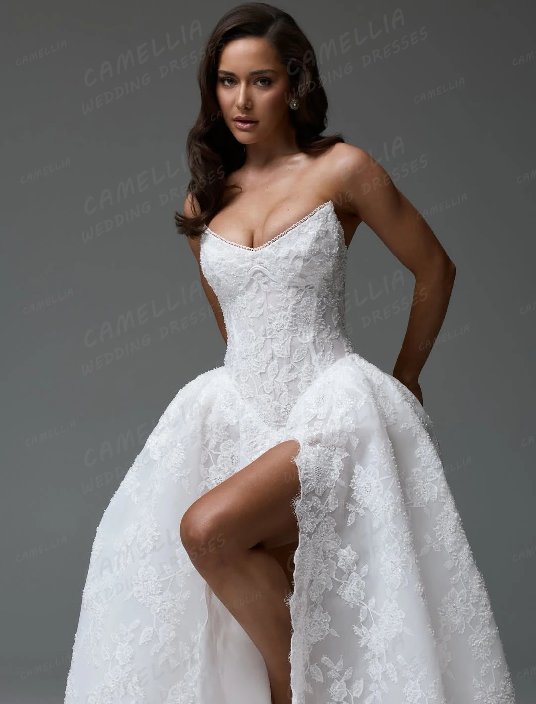 ボヘミアンエレガントウェディングドレスAライン女性用セクシーハイサイドスリットレースアップリケボートネックブライダルガウンウェディングドレスカスタムメイド