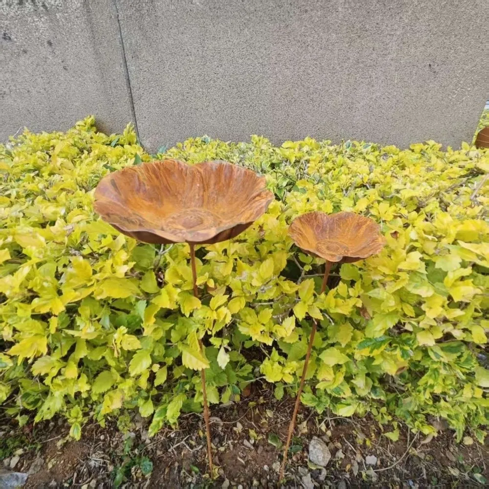Flower Shape Metal Bird Bath Rusted Vintage Handcrafted Bird Water Dispenser Ground Insert Rust-resistant Bee Watering Station
