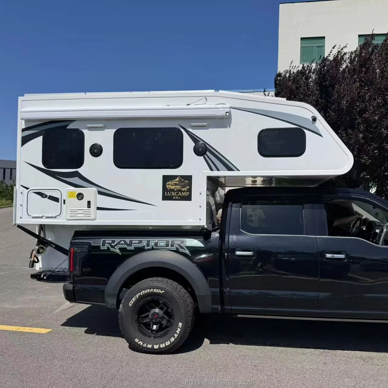 Lightweight Pickup Truck Camper with Bathrooms China Manufacturer's Slide Out Outdoor Camping Feature