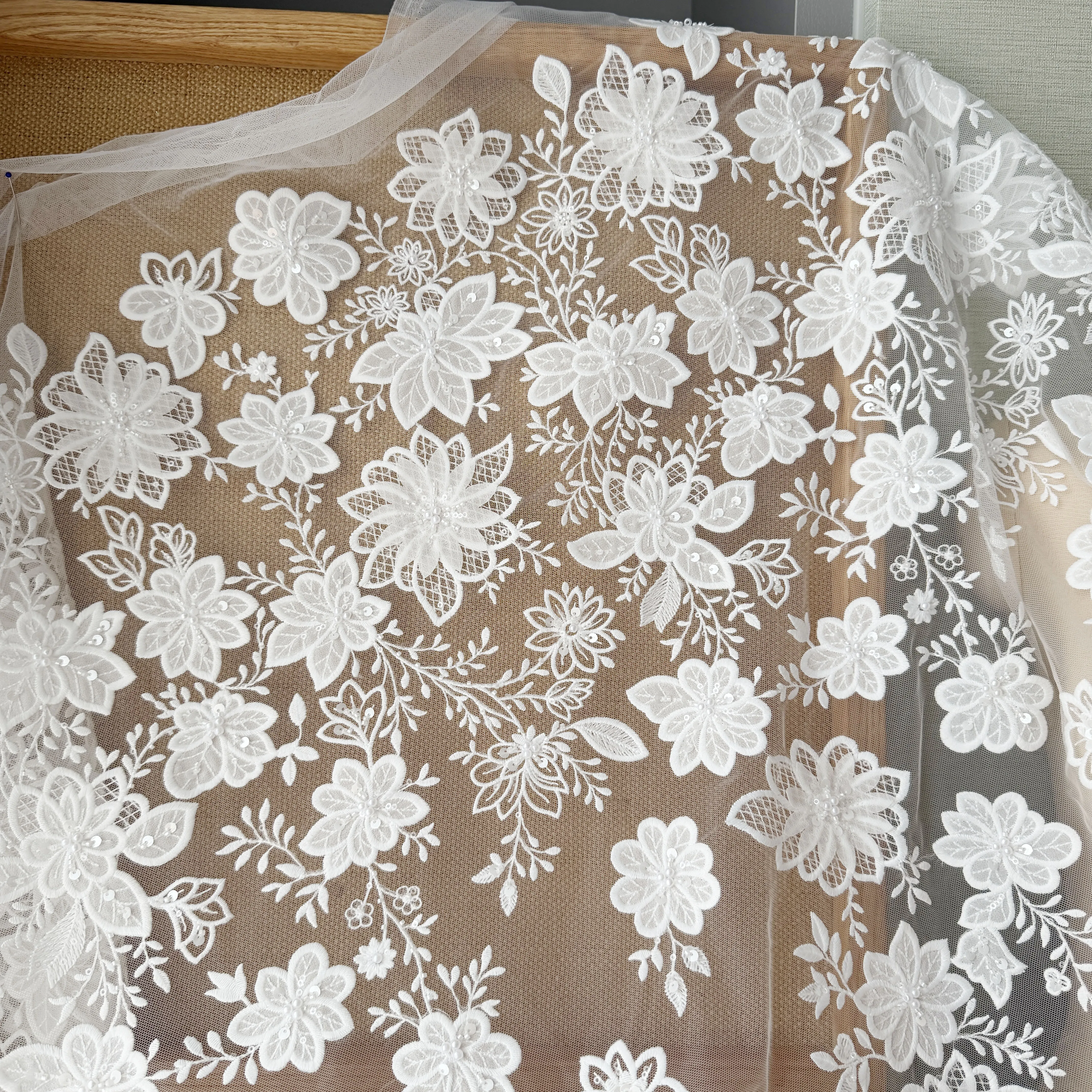 Hochwertige Gänseblümchen 3D-Blumen Nagelperlen Spitzenstoff für Hochzeitskleider Handgefertigte DIY-Accessoires Meterware – Detail 5