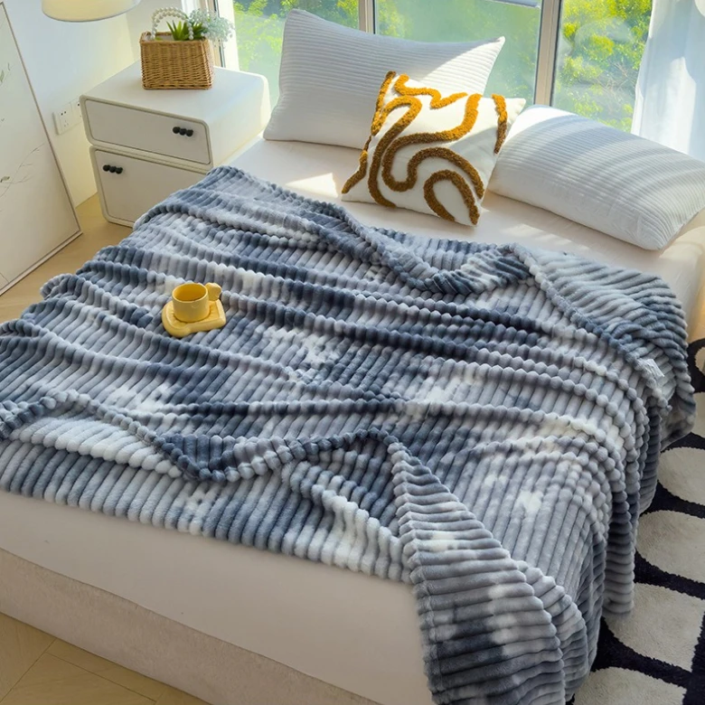 Soft Plush Fleece Throw Blanket Ultra Warm Cozy Blanket for All Seasons Lunch Break Comfortable Air Conditioning Nap Home Decor