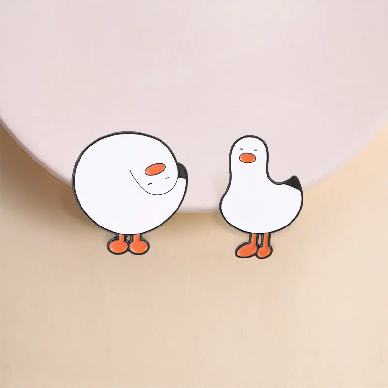 Cartoon Runde, schräg stehende weiße Möwen-Emaille-Anstecknadel – Einfache, verspielte, niedliche Möwen-Brosche für Taschen und Revers – Schmuckgeschenk – Detail 6