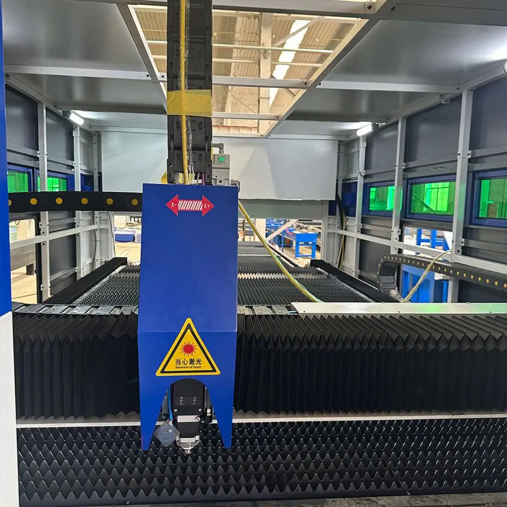 آلة قطع الصفائح المعدنية الأوتوماتيكية 1313 1390 CNC مع غطاء كامل للصفائح المعدنية الصغيرة بقوة 1 كيلو واط و2 كيلو واط و3 كيلو واط تدعم صيغ الرسومات AI وPLT