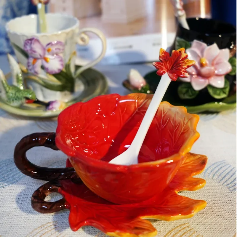

Керамическая кофейная чашка с ручным рисунком и ложкой, европейская изысканная черная чашка для чая, женский подарок, украшение стола, набор чашек для воды
