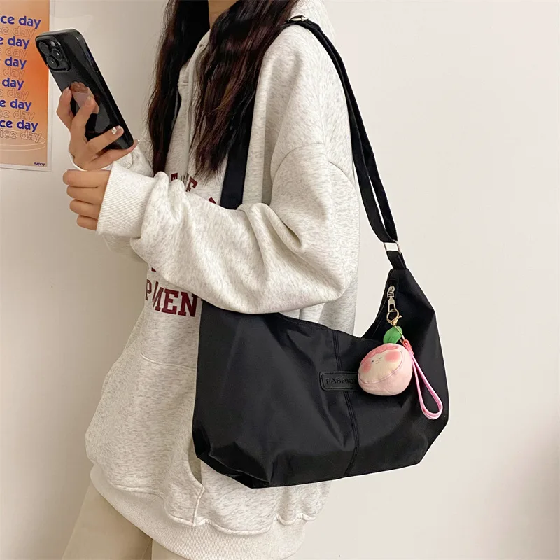 

Autumn Winter Lightweight Nylon Dumpling aped Crossbody Bag for Women Commuting to Work Handbag Versatile Handheld Mom Bag