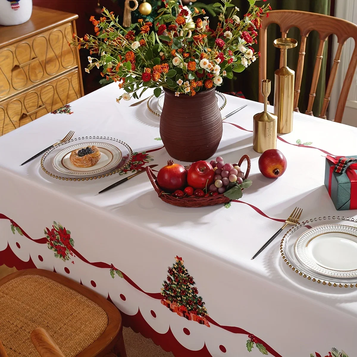 1 Christmas tablecloth with red Christmas garlands and a Christmas tree in a rectangular shape for household usezyc
