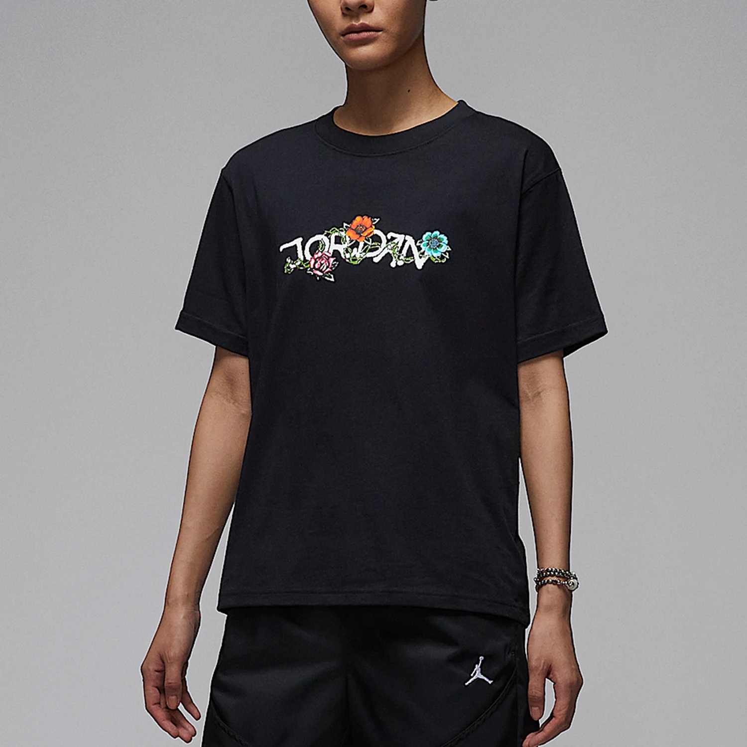 

Оригинальные женские повседневные дышащие спортивные футболки Nike JORDAN с цветочным принтом и короткими рукавами IH2389-010