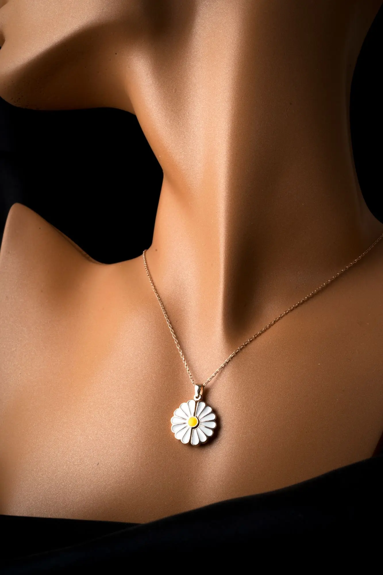 daisy necklace with a luxurious  distinctive design decorated with zircon stone,sterling silver 925, high quality and guaranteed