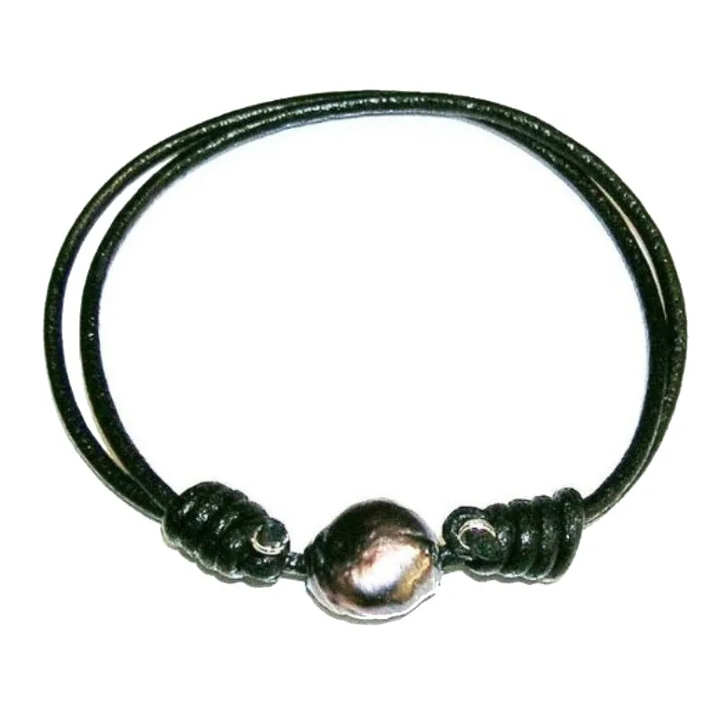 Black cultured pearl bracelet 11mm and black leather. Sliding bracelet, adaptable and bag fabric gift