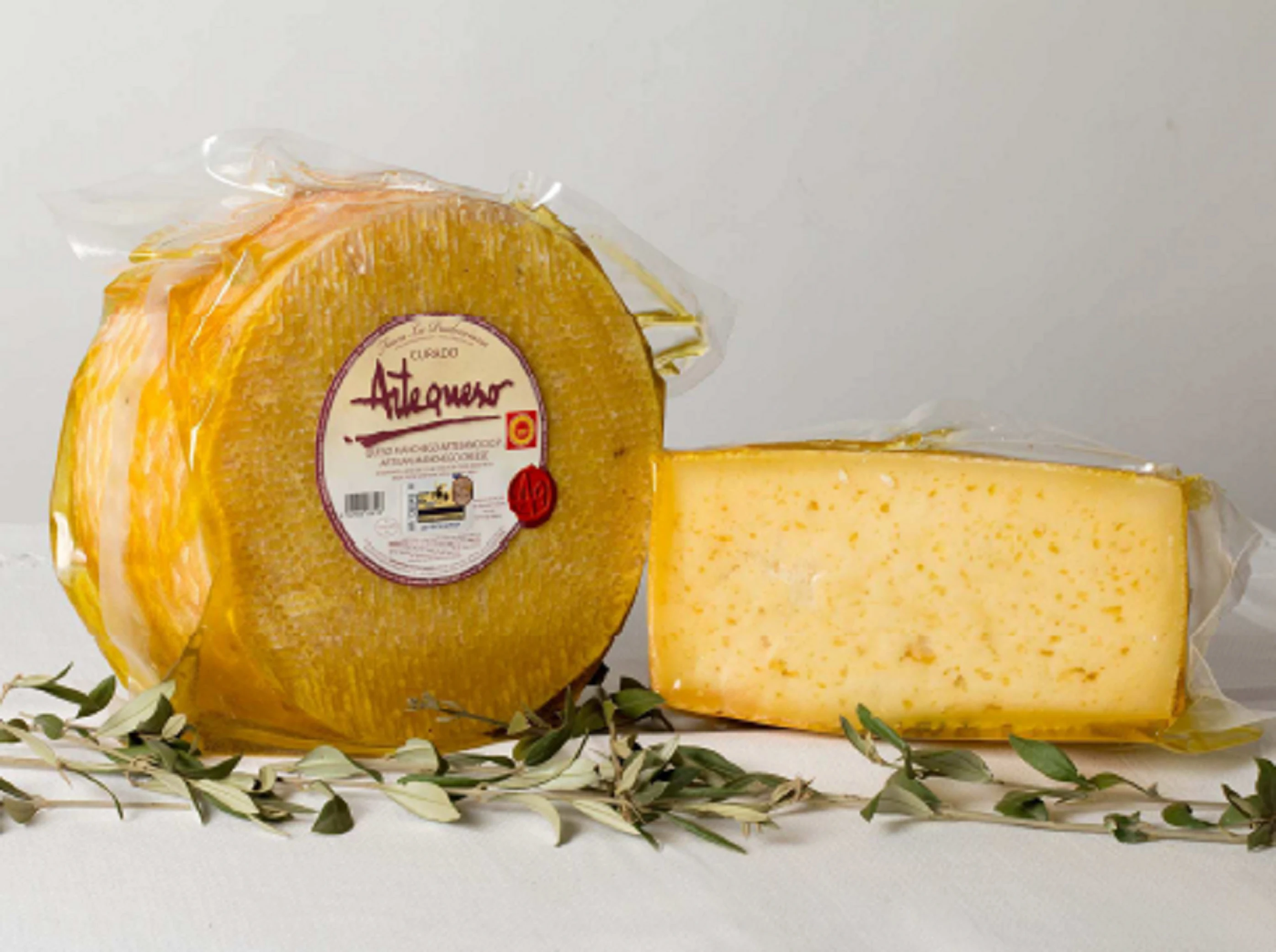 Formaggio stagionato in olio d\'oliva, D.O.P. -ARTEQUESO. -Pezzo 0.500Kg