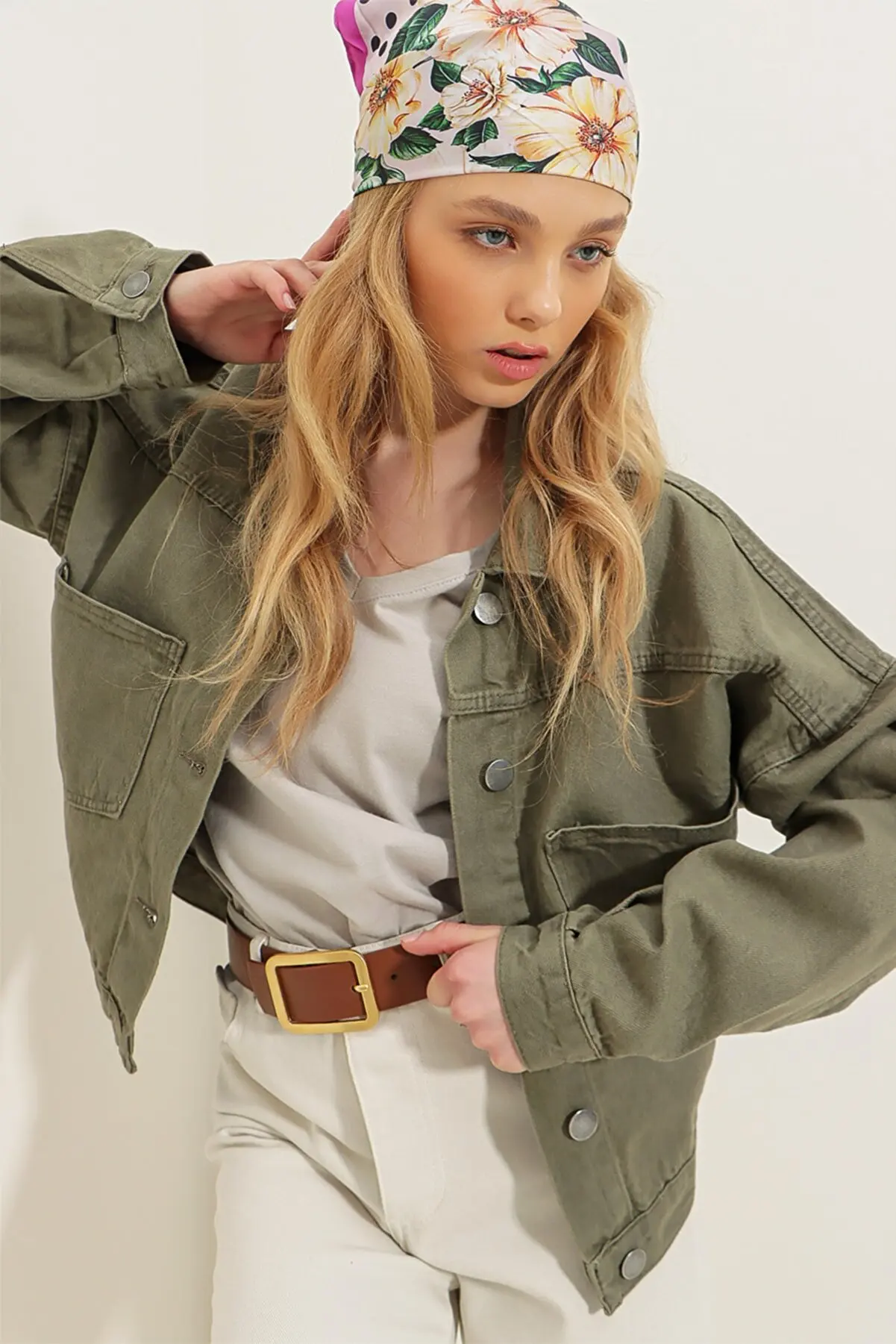 

WOMEN'S LIGHT BEIGE CROP JACKET. 100% COTTON. SPECIALLY DESIGNED JACKET. SPECIAL COLOR OPTION. ALC-X3631-RV
