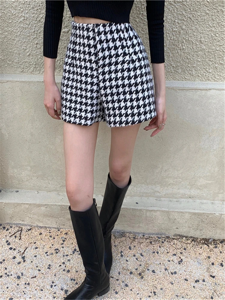 Colorfaith New 2022 Wide Leg High Waist Fashionable Woolen Tweed Checkered Lady Spring Winter Women Shorts Short Trousers P1257