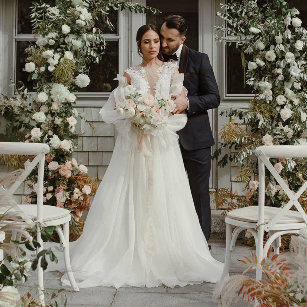 Abito da sposa con applicazioni di maniche lunghe a sbuffo rimovibili Abiti da sposa da spiaggia increspati in pizzo senza schienale in chiffon trasparente personalizzato