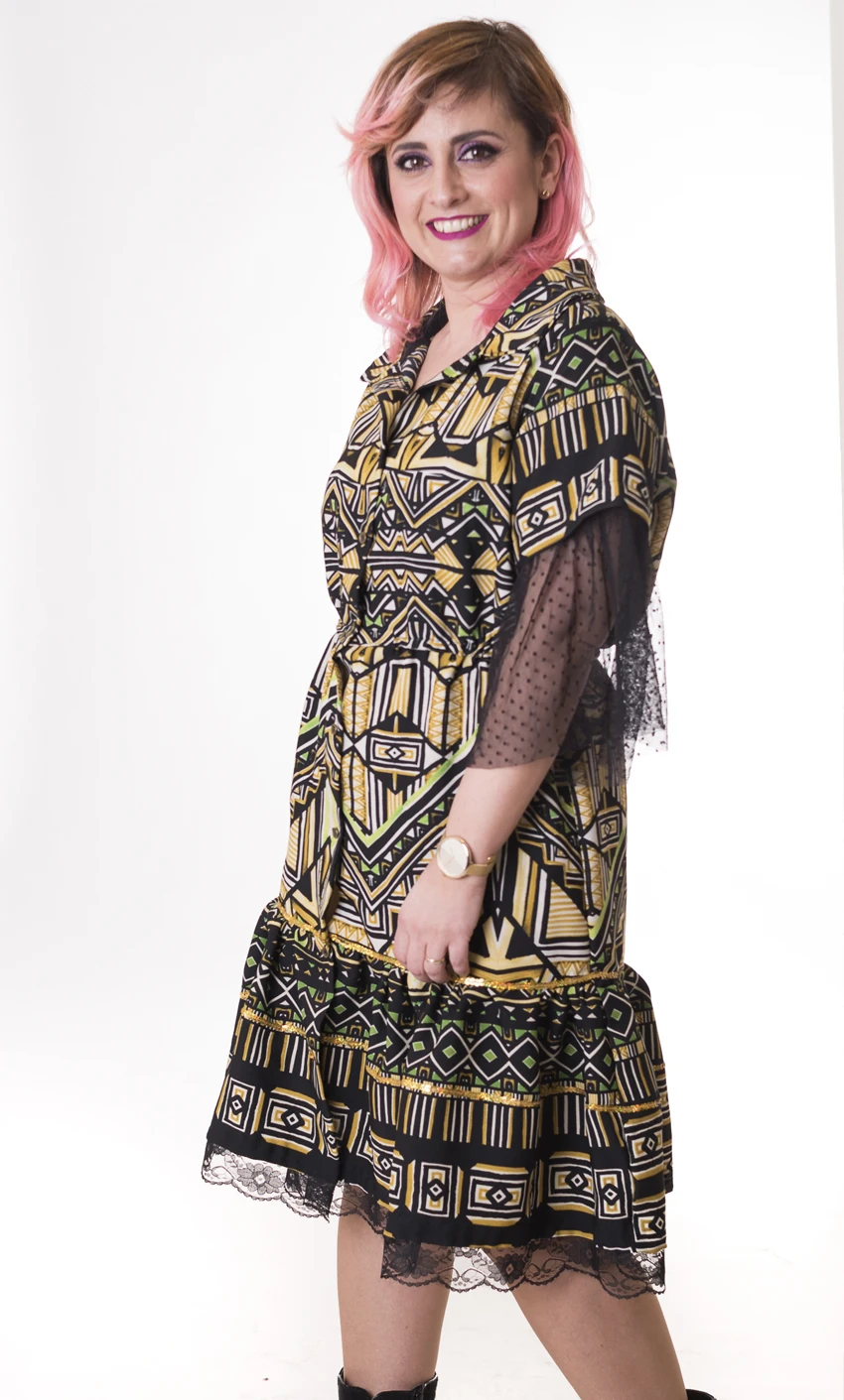 Women's dress in French sleeve with yellow print. Shirt dress with button closure, with ruffle.