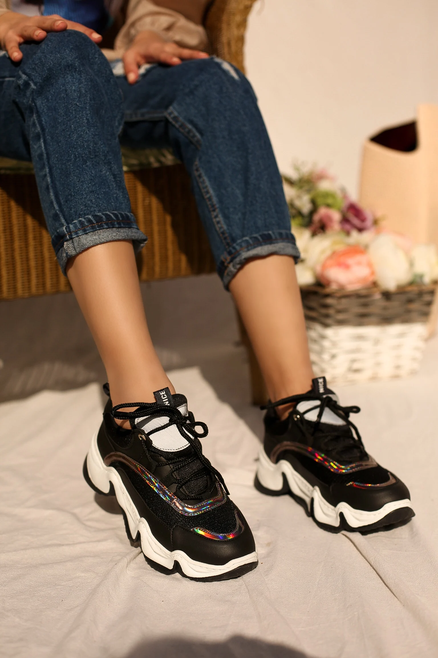 Рисунок 3 - Женские кроссовки на шнуровке