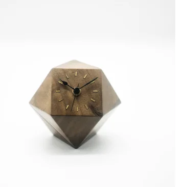 Bite clock, solid walnut as are handmade using. Üretimde has been minimal and geometric a stylistic choice