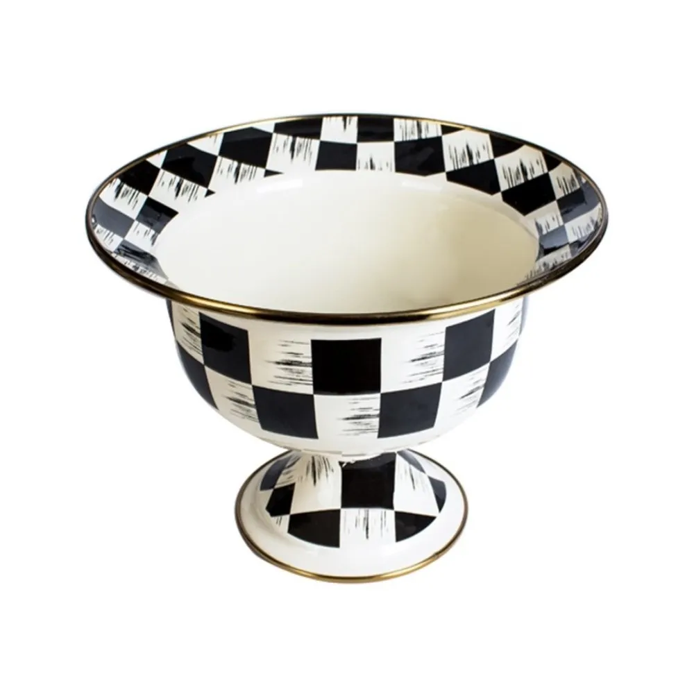 Crema y fruta con patas de esmalte a cuadros, producto de cocina moderno y de lujo, color negro