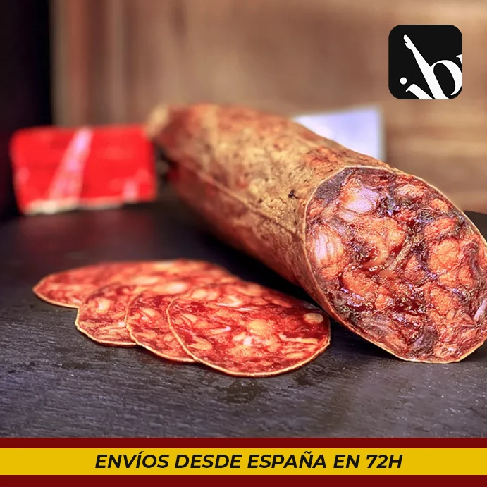 CHORIZO JOSELITO se elabora únicamente con las piezas nobles del cerdo y se cura en secaderos naturales durante más de 6 meses.