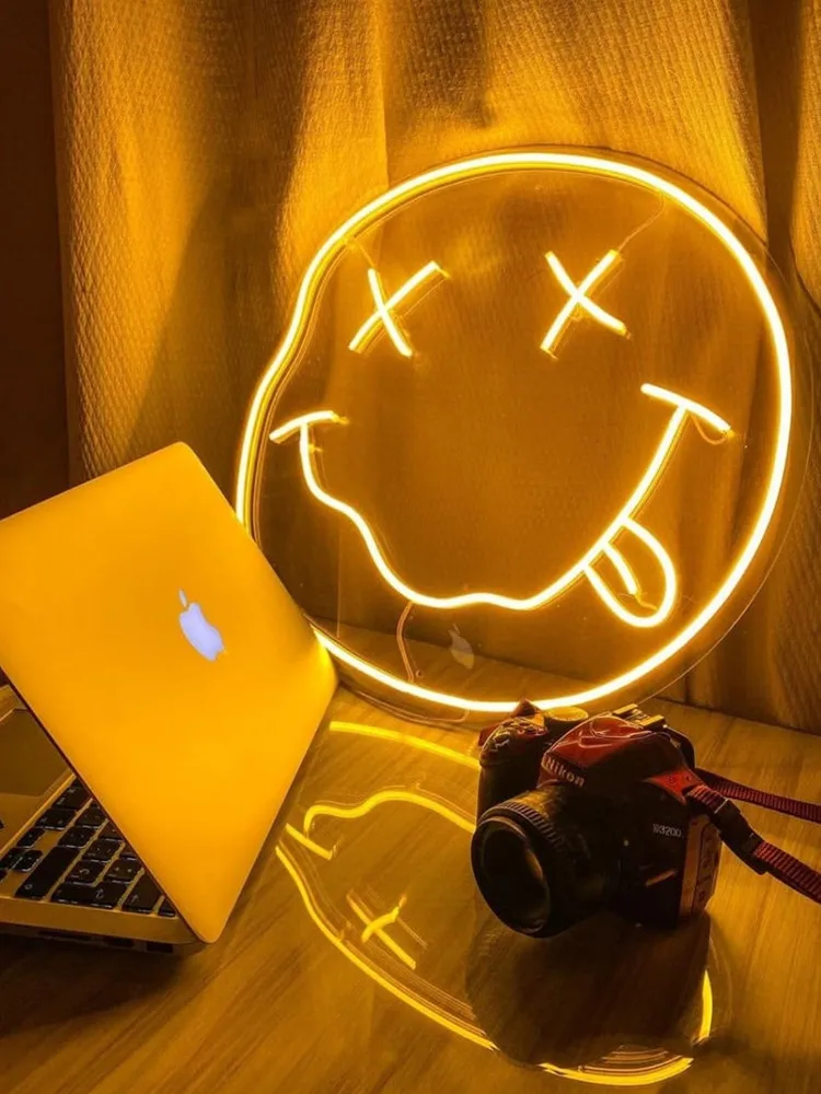 Рисунок 3 - Неоновая вывеска Smile