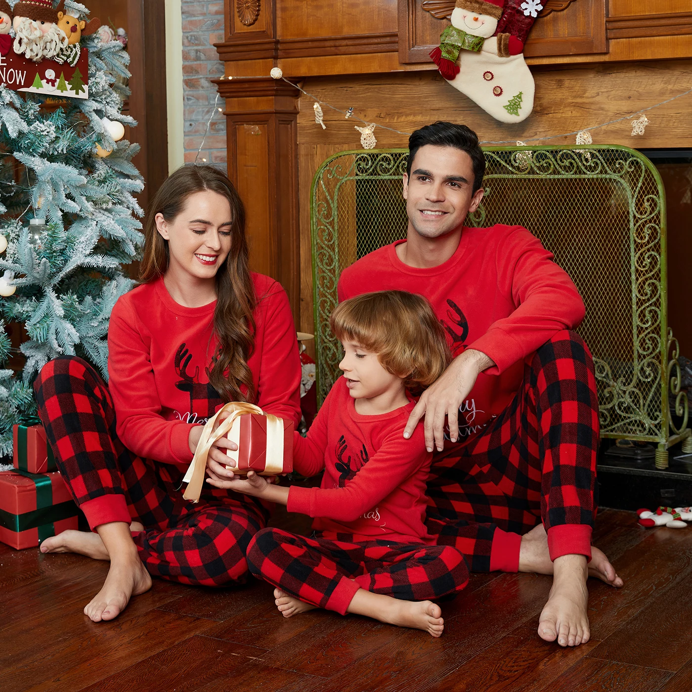 PatPat Christmas Deer and Letter Embroidered Red Family Matching Long-sleeve Polar Fleece Pajamas Sets (Flame Resistant)