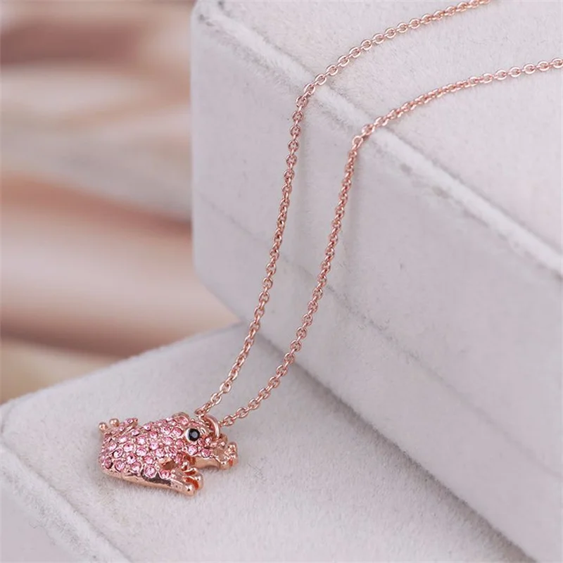 Novo elegante incrustado rosa diamante bonito pequeno sapo pingente curto colar feminino