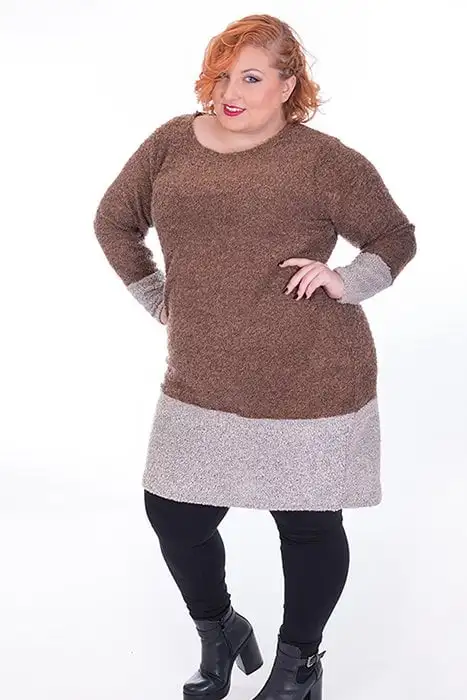 This cozy wool dress, available in elegant gray and brown tones, is designed to fit the body comfortably. Ideal to keep warm and stylish during cold days. Designed in Spain