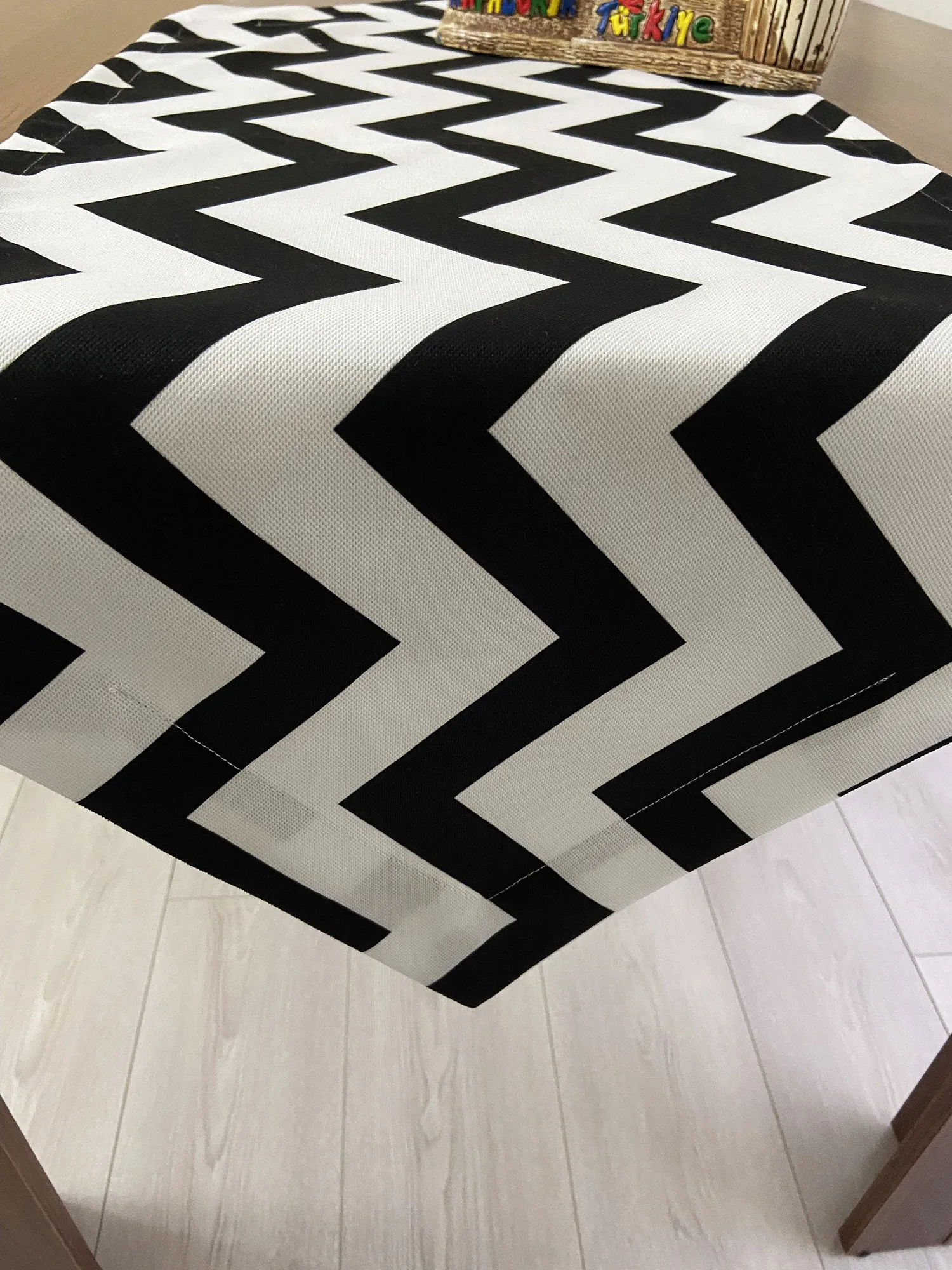 Black White Zigzag Pattern Linen Cotton Runner Waterproof Dustproof Stain Resistant Wedding Decoration Tablecloth Baby Shower