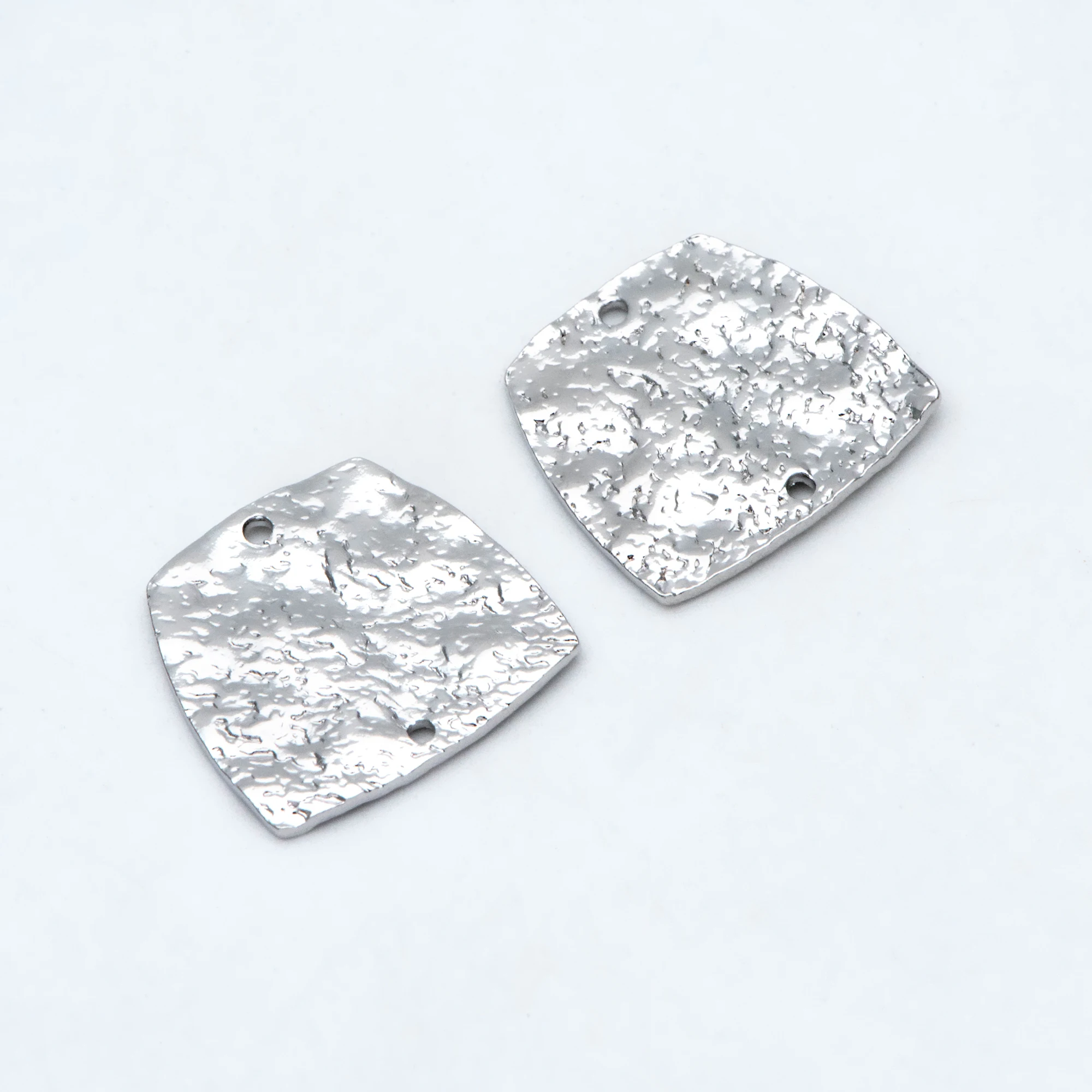 

10pcs Silver Tone Trapezoid Disc Connector Pendant 17.5mm, Rhodium Plated Brass Geometric Hammered Charms (GB-1422-2)