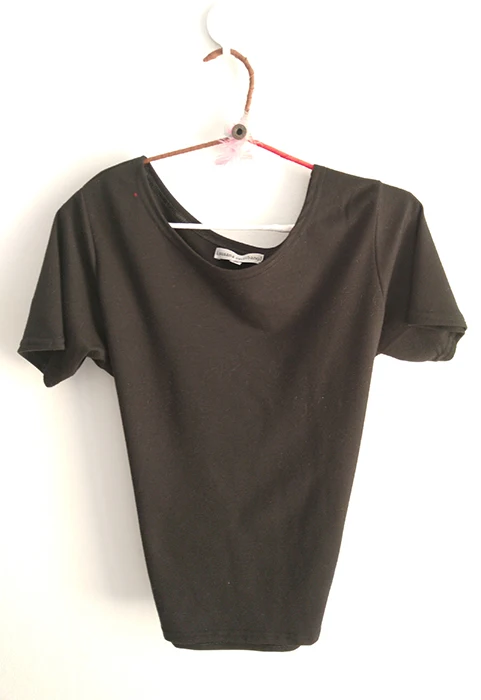 Patron black T-shirt + cotton fabric. Make your own T-shirt. Choose your size, we send you the pattern and fabric. Sewing is Easy