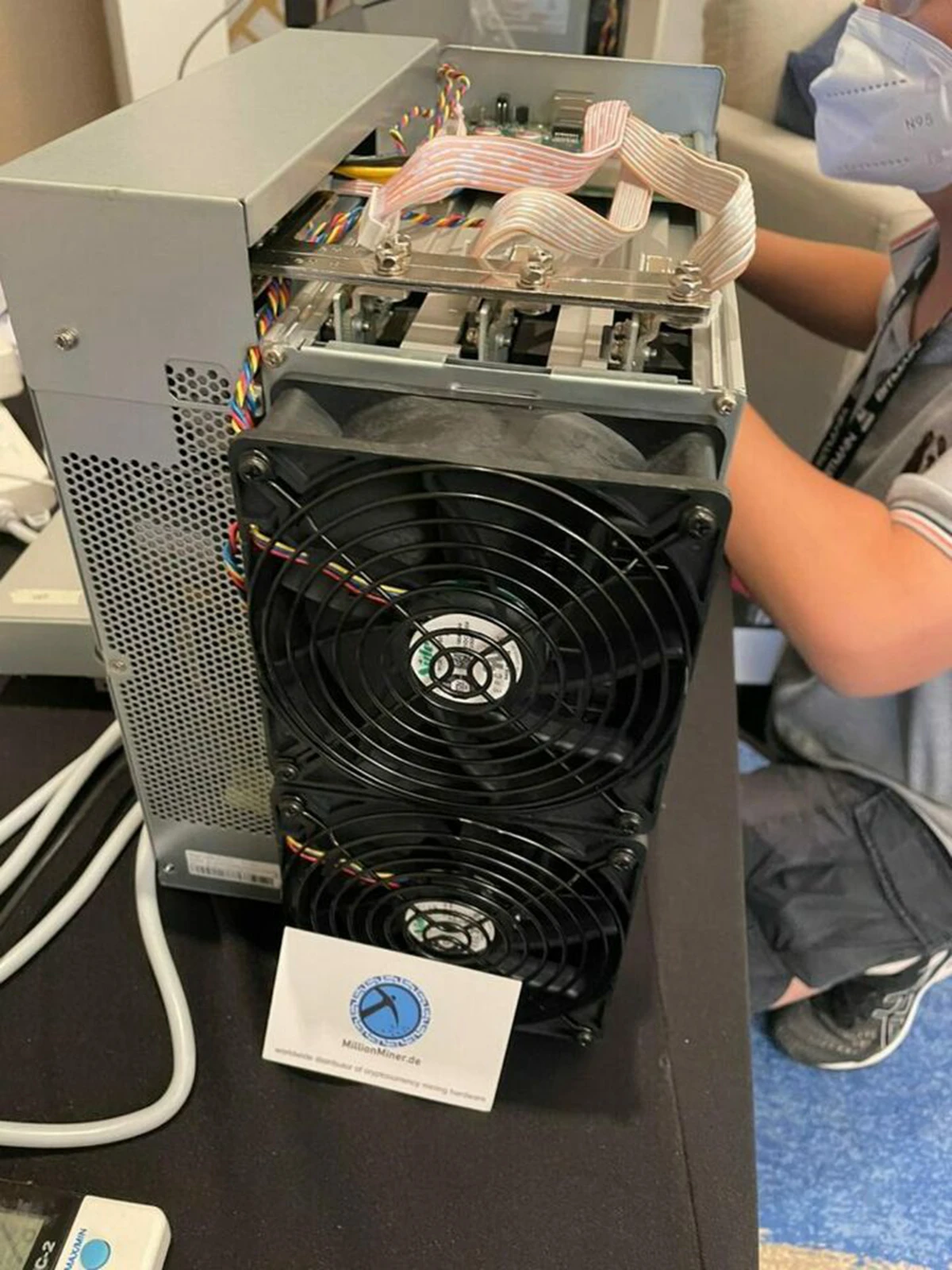 BITMAIN ANTMINER S19 XP 141/134/127Th/S avec 3031 2881 2730 Watts PSU inclus, Machine BTC puissante