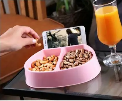 Film izlemek kuruyemiş yemek için kase