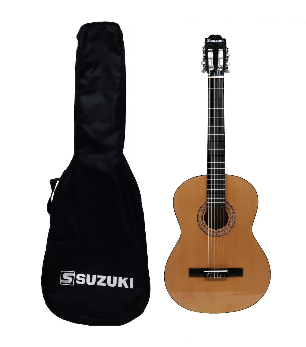 مراجعة شاملة لغيتار سوكي Suzuki SCG-2S + 4/4NL: لماذا يُعد الخيار المثالي للمبتدئين والمحترفين على حد سواء؟