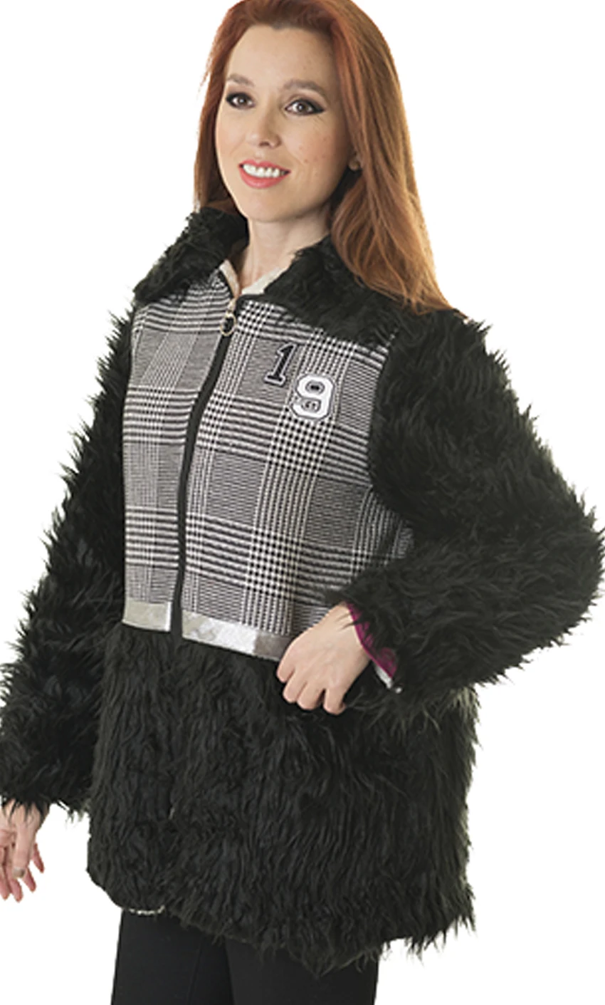 Winter jacket for young woman. With pockets and embroidery inside, a garment that weighs nothing is already very warm.